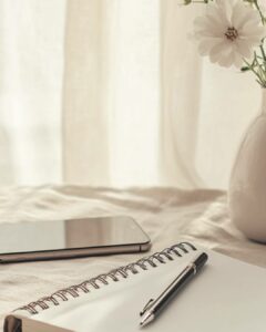 Cuaderno y bolígrafo sobre una mesa